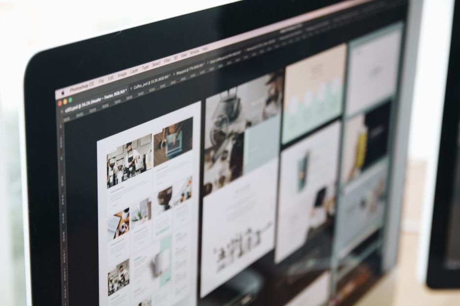 Giao diện website chuyên nghiệp hiển thị trên màn hình máy tính và điện thoại di động