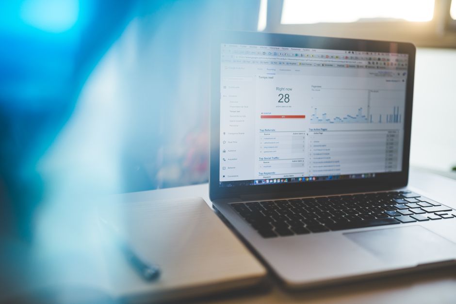 Giao diện bảng điều khiển Google Analytics 4 hiển thị biểu đồ dữ liệu trên màn hình laptop