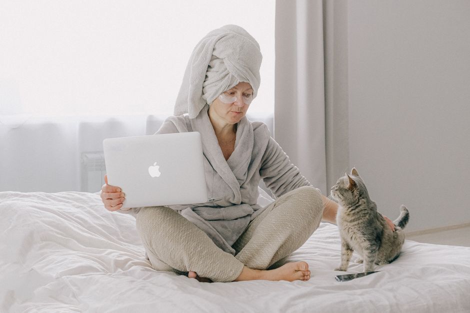Chủ spa nhỏ đang sử dụng laptop để quản lý lịch hẹn khách hàng