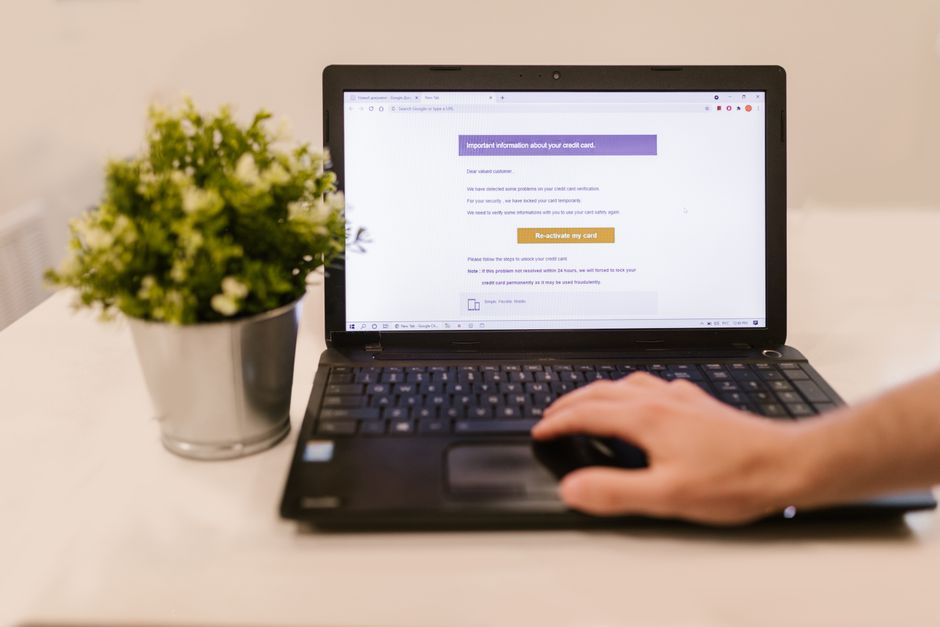 Laptop hiển thị hộp thư email với thông báo form liên hệ mới trên bàn làm việc