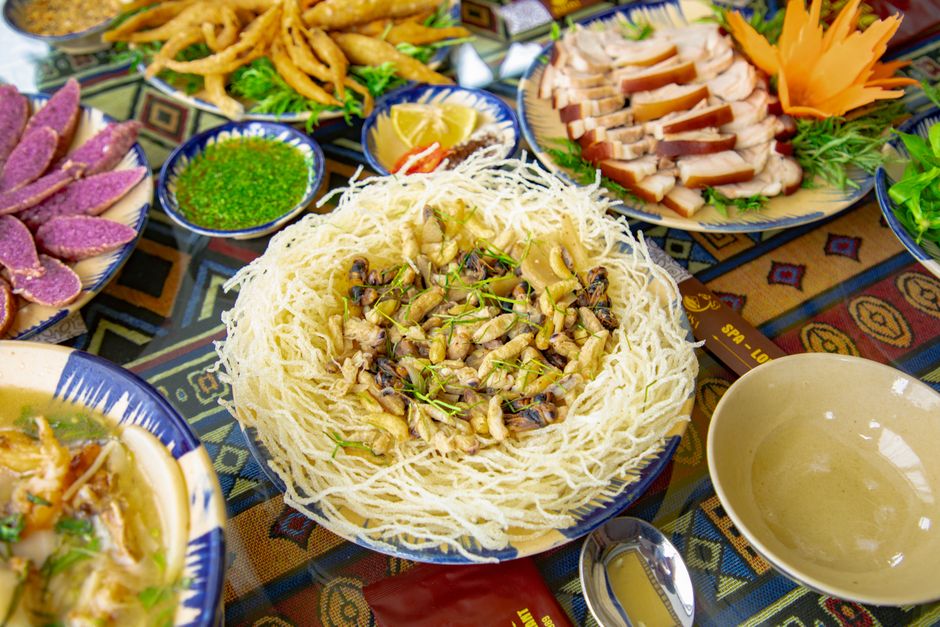 Mâm cỗ đặc sản vùng miền Việt Nam với nem chua, thịt gác bếp và rượu cần
