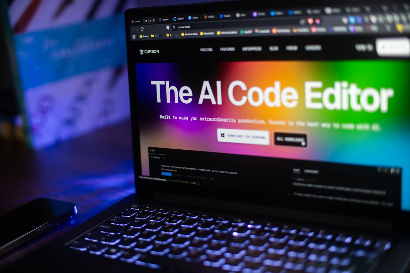 So sánh giao diện tạo website bằng AI và thiết kế web truyền thống trên màn hình máy tính