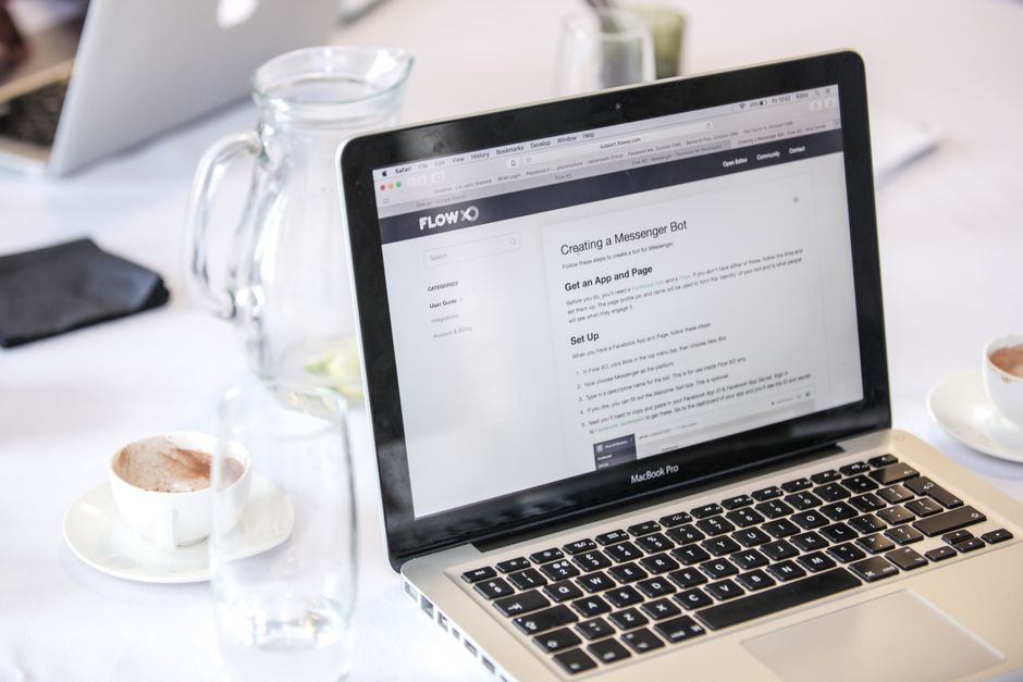 Giao diện trình tạo website AI trên máy tính xách tay với các khối nội dung đang được sắp xếp