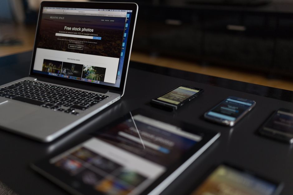 Hiển thị giao diện website responsive trên nhiều thiết bị di động khác nhau