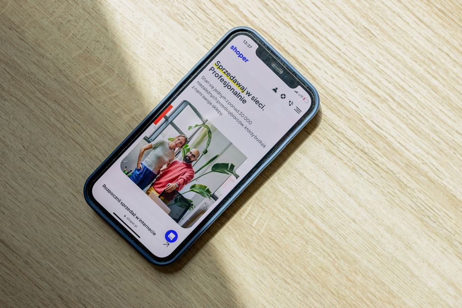 Giao diện website bán quần áo hiển thị trên điện thoại di động với nút mua hàng rõ ràng