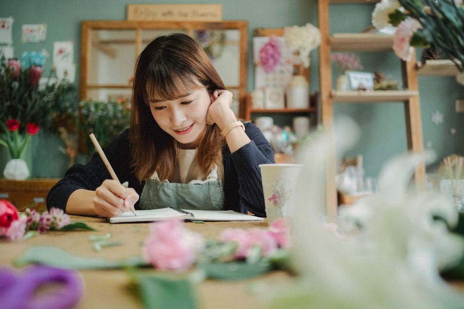 Chủ doanh nghiệp nhỏ đang viết câu chuyện thương hiệu trên máy tính