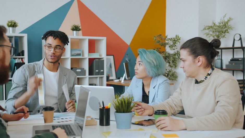 Thuê agency làm web hay dùng AI tự build lợi hơn cho SME