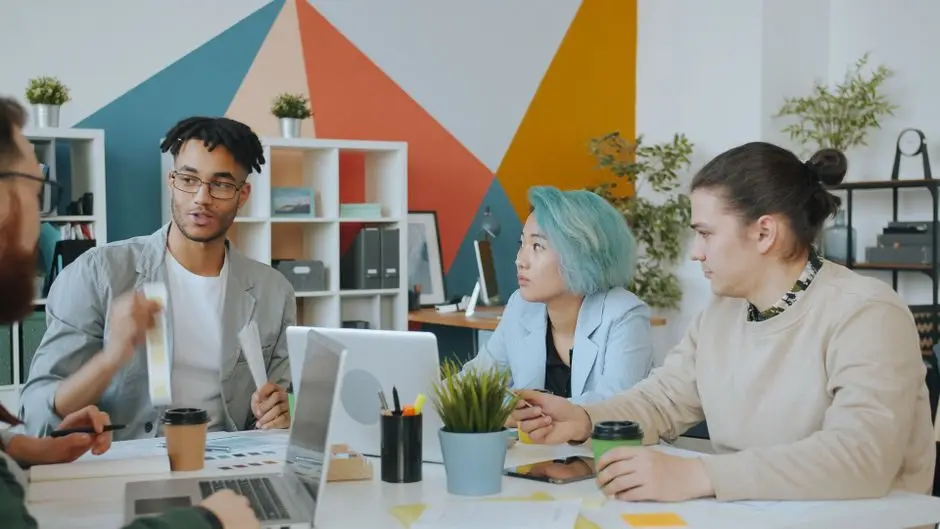 Thuê agency làm web hay dùng AI tự build lợi hơn cho SME